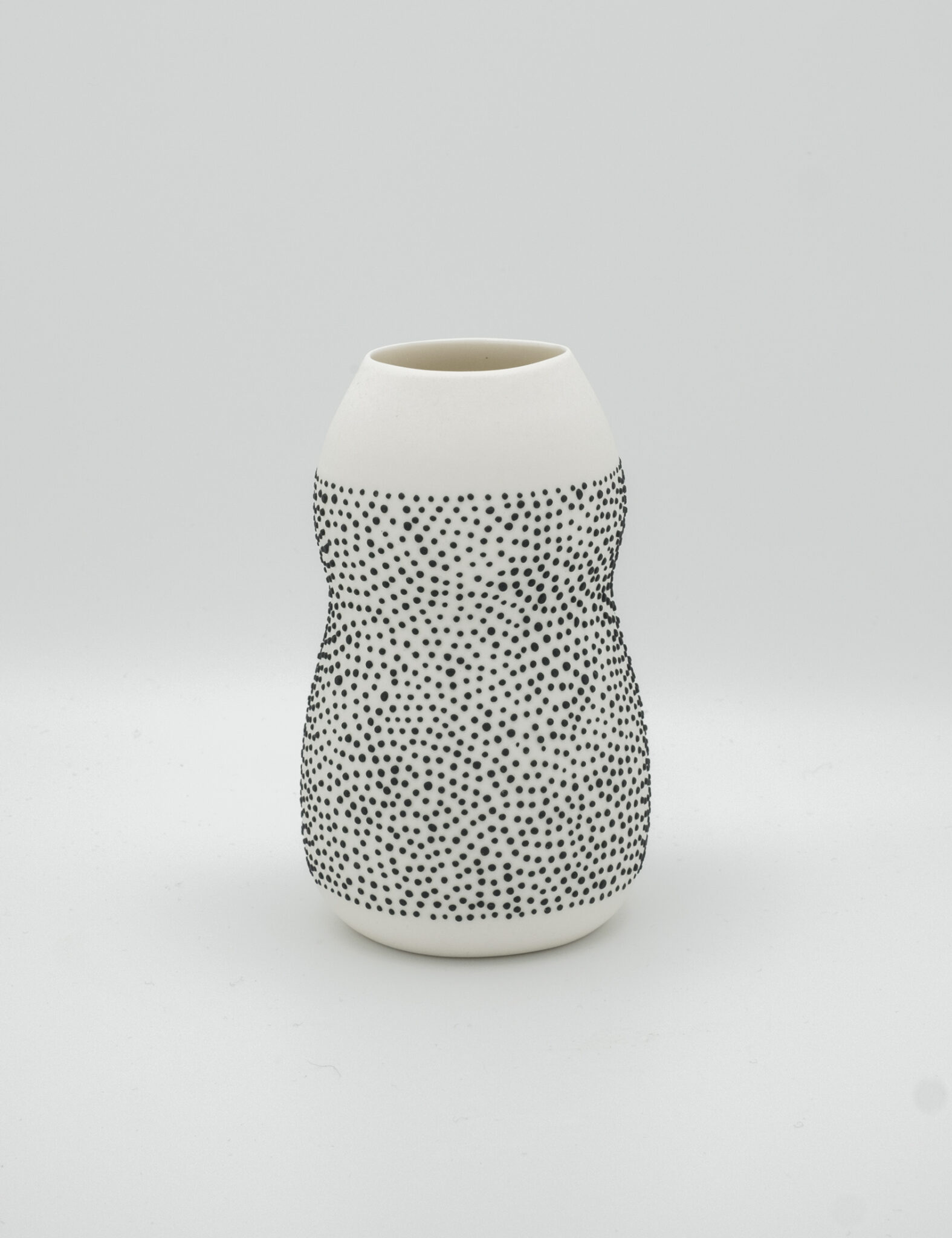 porcelain vase black dots 15 cm