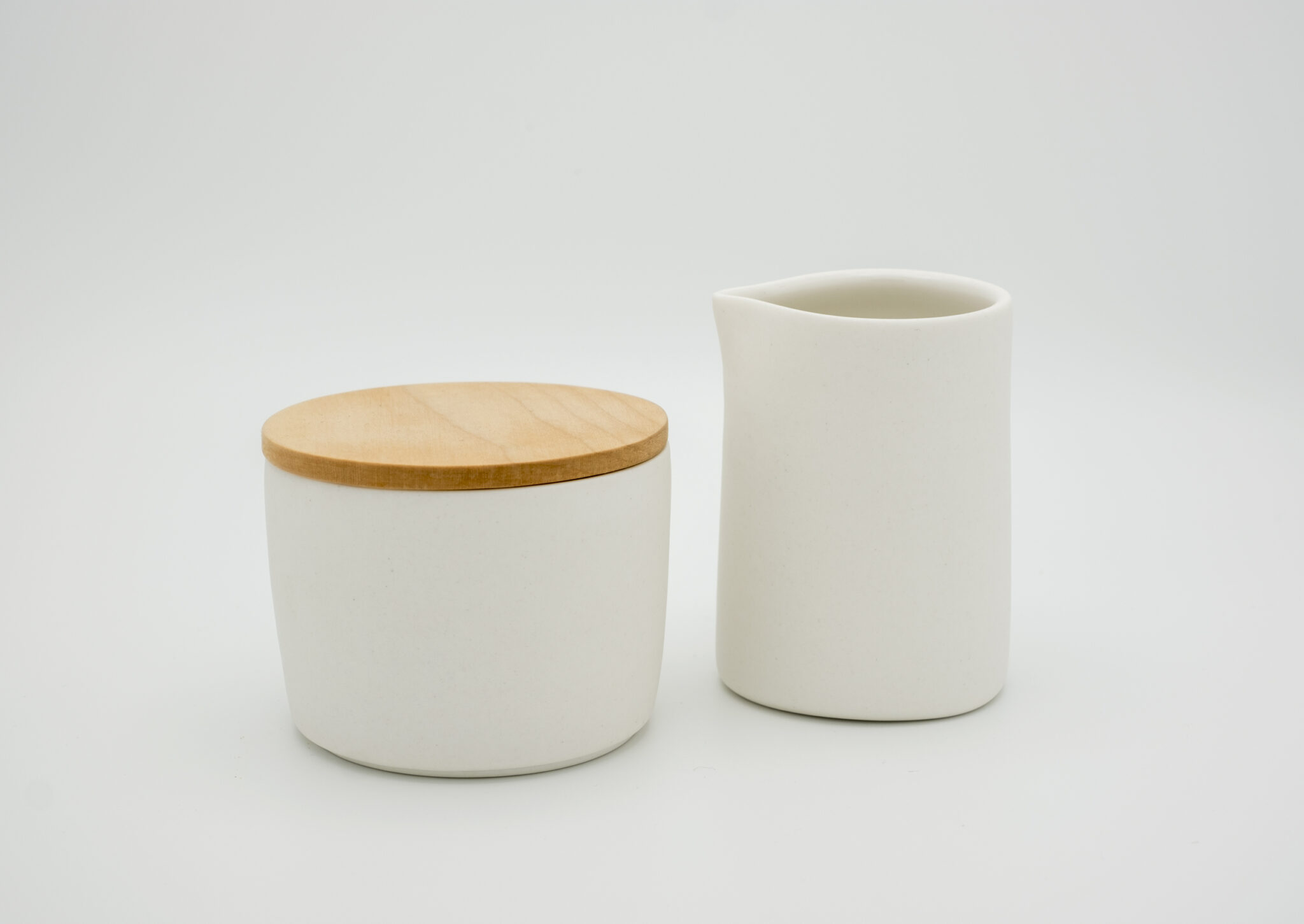 set of sugar bowl and milk jug in porcelain